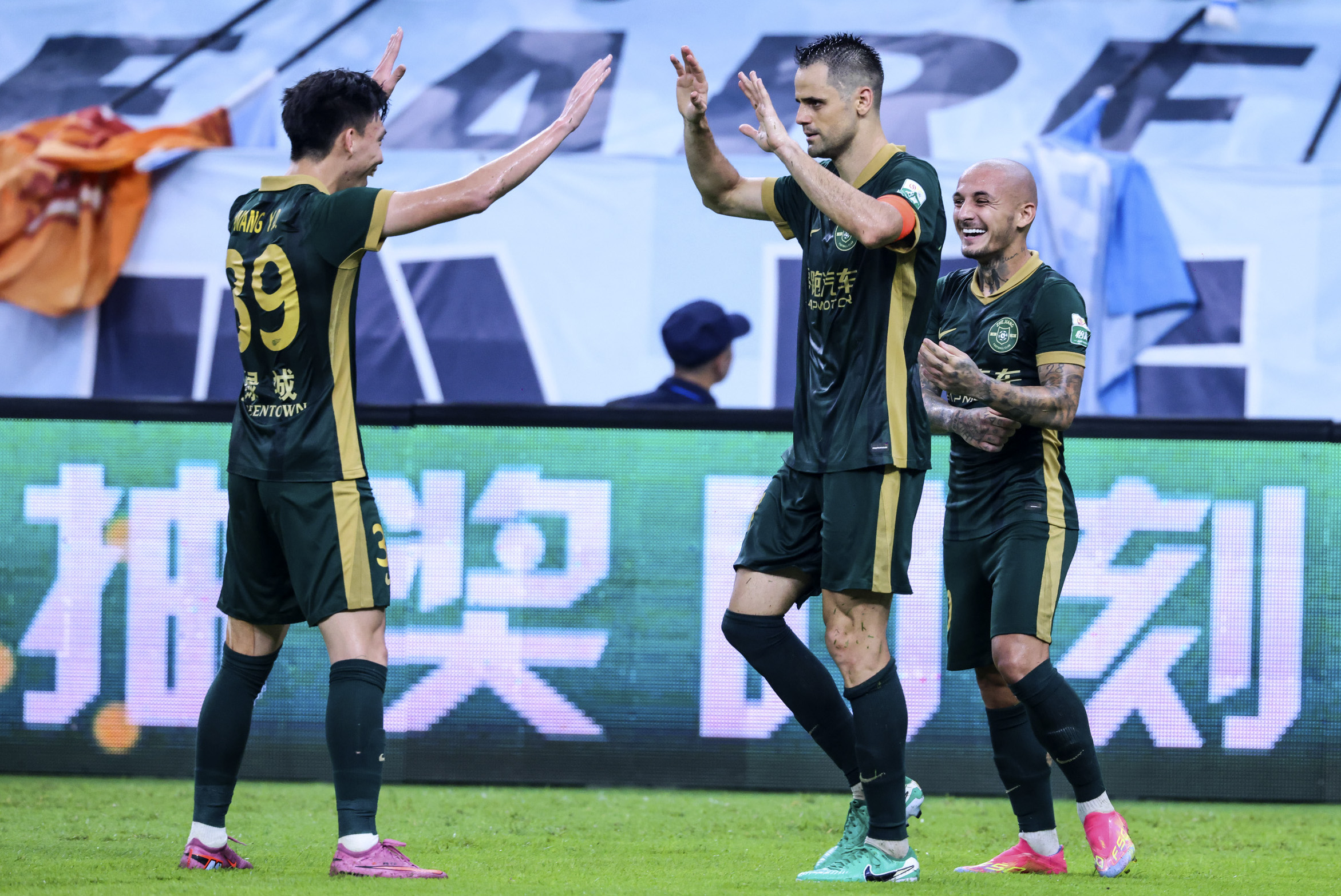 乐动体育-包含大连一方队将与杭州绿城队在足球比赛中交手的词条