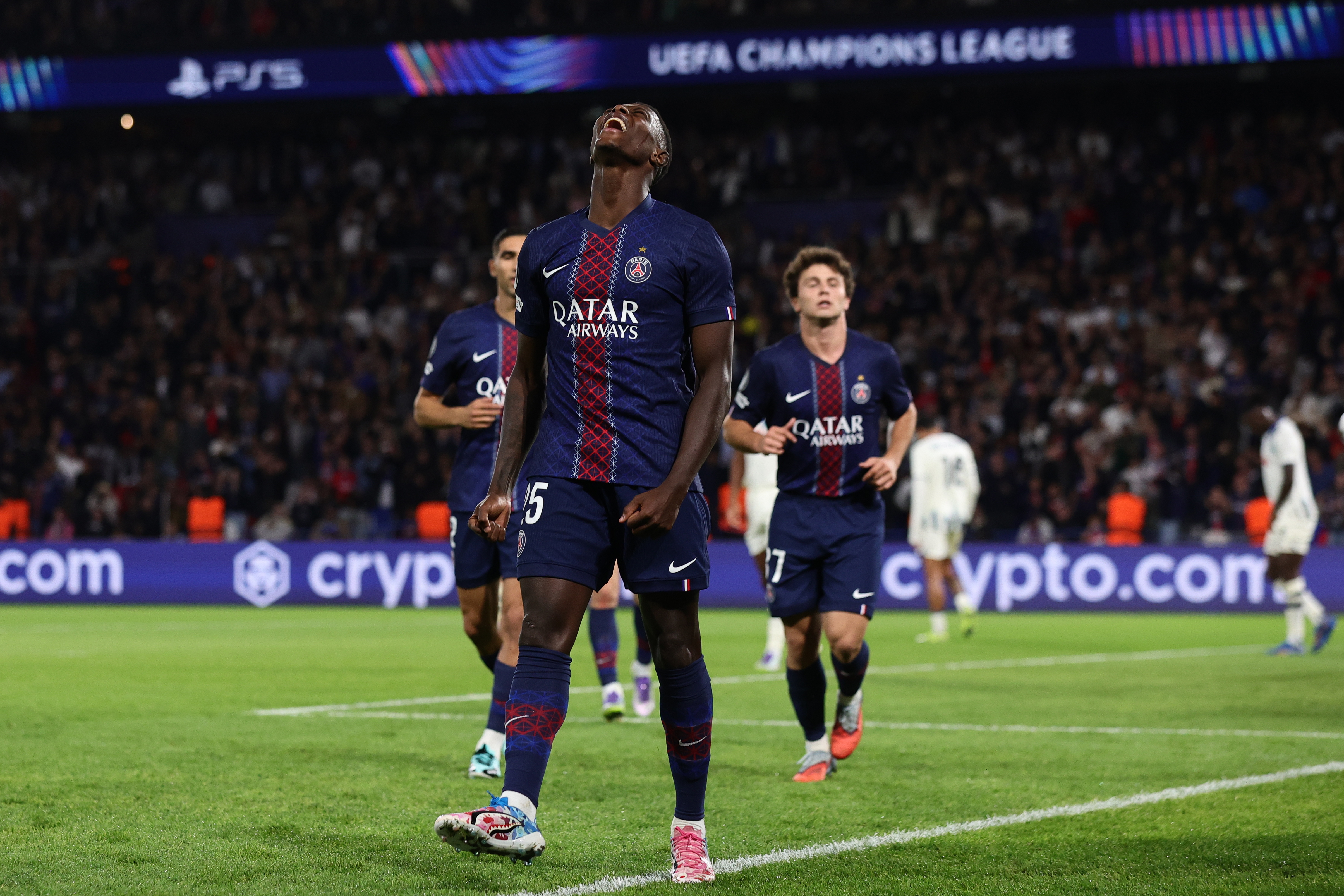 曼联签下前巴黎圣日耳曼中场球员的简单介绍